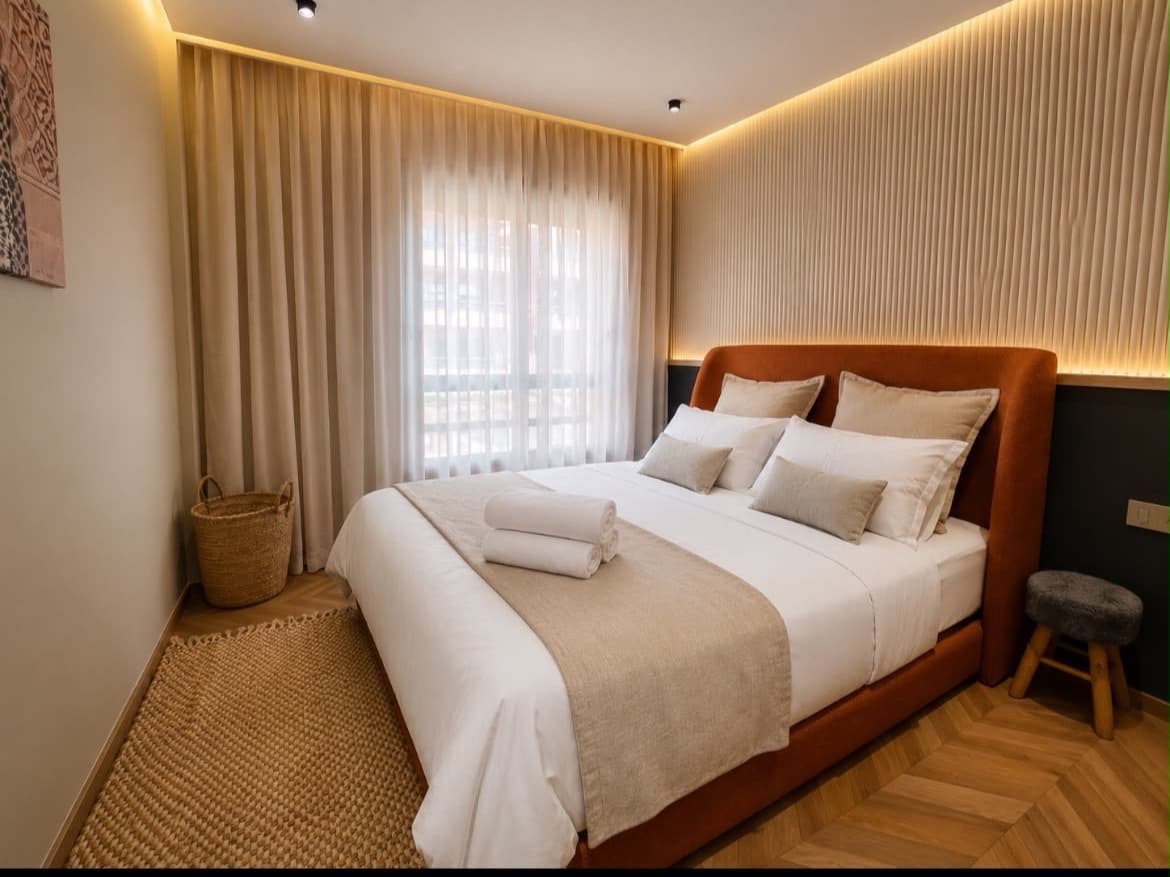 Chambre préparée avec linge hôtelier et serviettes avant l'arrivée des voyageurs
