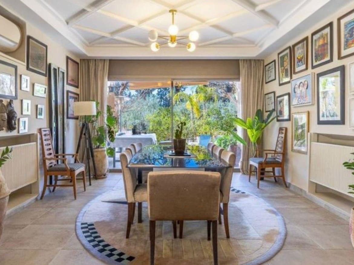 Salle à manger d'un logement géré par Hostoria à Marrakech, ouverte sur le jardin