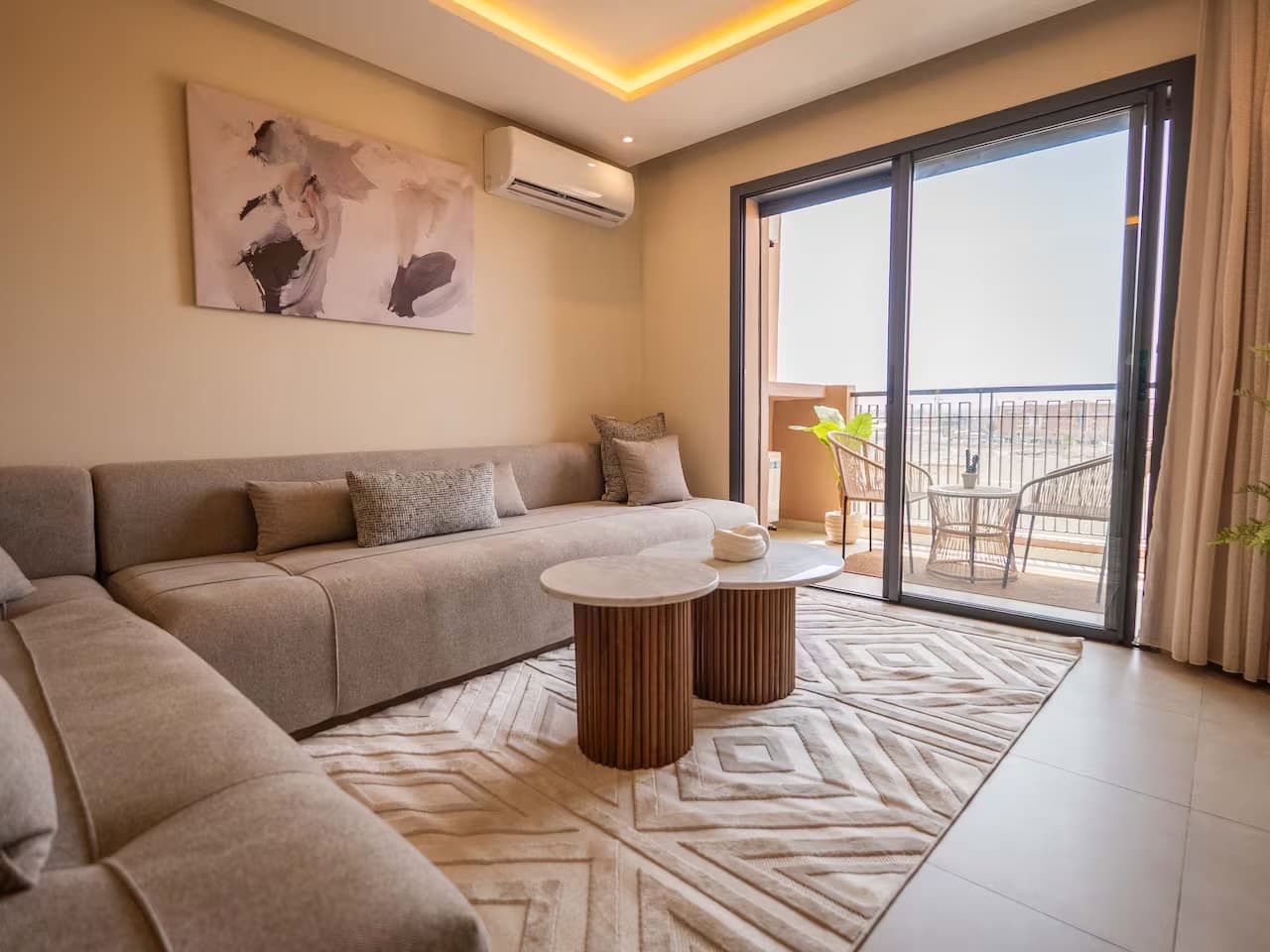 Salon ouvert sur la terrasse d'un appartement à Marrakech